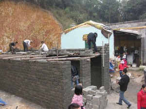 ĐVTN xây dựng nhà nhân ái tại xã Sủ Ngòi. Ảnh: TL