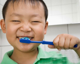 Khi trẻ được 2 tuổi phải được chải bằng kem chải răng có fluor