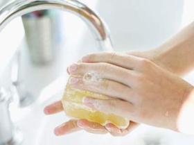 Rửa tay bằng xà phòng ngăn cản vi khuẩn tả xâm nhập cơ thể.