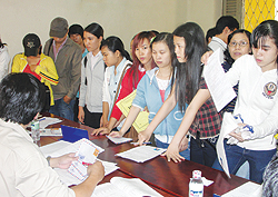 
TS đang nộp hồ sơ ĐKDT tại trường ĐH Sài Gòn sáng 12.4, ngày đầu tiên nhận hồ sơ trực tiếp tại trường ĐH-CĐ  
