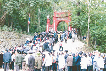 Giỗ tổ Hùng Vương - Lễ hội Đền Hùng
hàng năm thu hút hàng triệu du khách
và người hành hương trẩy hội.
