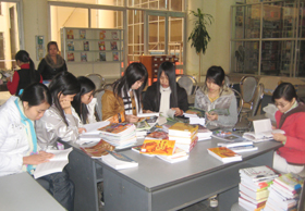 Sinh viên trường Cao đẳng sư phạm Hòa Bình tra cứu thông tin tại thư viện.