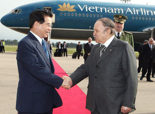 Tổng thống cộng hòa Algeria và nhân dân
Abdelaziz Bouteflika đón Chủ tịch nước 
Nguyễn Minh Triết tại sân bay.
