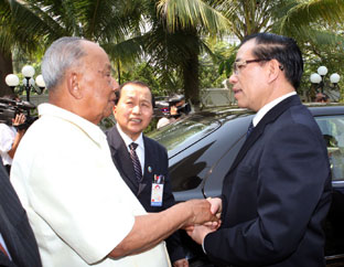 Tổng Bí thư Nông Đức Mạnh tới thăm
đồng chí Khamtai Siphandon, nguyên
Chủ tịch Đảng, Chủ tịch nước CHDCND Lào