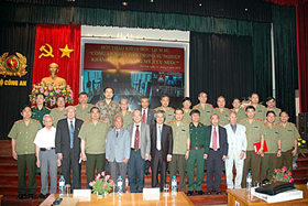 Đại tướng Lê Hồng Anh, các đồng chí lãnh đạo Bộ Công an và đại biểu tham dự Hội thảo.