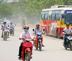Đường phố Hà Nội nhiều nơi bị ô nhiễm bụi và khói xe.