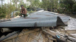 Người dân ở một làng nhỏ gần Karadighi, tỉnh Dinajpur, phía tây bang Bengal Ấn Độ sửa lại ngôi nhà bị hư hại của mình do bão