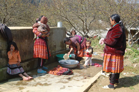 Người dân xã Pà Cò (Mai Châu) được sử dụng nguồn nước sạch do Nhà nước đầu tư.