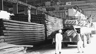 Sản xuất thép ở nhà máy Phú Mỹ.
