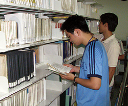 Sinh viên tra cứu tài liệu trong thư viện trường ĐH Bách khoa TP.HCM. Đây là trường có số lượng giáo trình bị “copy” khá nhiều