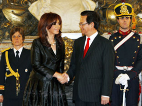 Tổng thống Argentina Cristina Fernandez de-
Kirchner đón tiếp thủ tướng Nguyễn Tấn Dũng