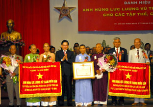 Chủ tịch nước Nguyễn Minh Triết trao danh
hiệu anh hùng LLVTNN tặng các tập thể.