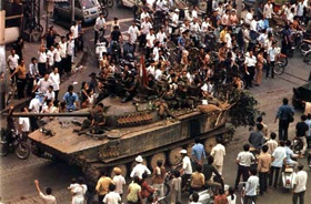 Xe quân Giải phóng tiến vào Sài Gòn.