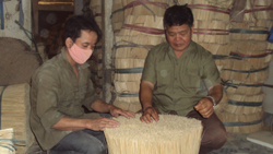 Cựu chiến binh Nguyễn Ngọc Tuấn hướng dẫn kỹ thuật làm tăm tre cho người lao động tại địa phương.