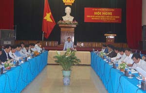 Đồng chí Bùi Văn Tỉnh, Chủ tịch UBND tỉnh phát biểu kết luận hội nghị.