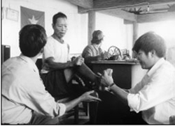 Bác sĩ tuyến trên khám, phát thuốc cho người bệnh phong tàn tật ở làng Ngol, Huyện Đác Đoa, Tỉnh Gia Lai