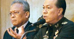 Phó Thủ tướng Suthep Thaugsuban và Tướng Anupong Paochinda (phải).