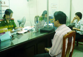 Công an quận Thanh Xuân làm thủ tục đăng ký hộ khẩu cho người dân.