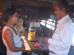 Phó Giám đốc Sở y tế TPHCM Lê Trường Giang (bìa phải) khảo sát 
tình hình dịch bệnh tại xóm ghe, quận 7 - TPHCM, nơi vừa có hai cha con mắc tả

