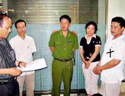 CQĐT đọc lệnh bắt Nguyễn Kiều Hưng (x).
