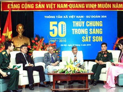 Nguyên Tổng Bí thư Lê Khả Phiêu và các vị khách mời giao lưu tại lễ kỷ niệm.