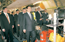 Thủ tướng Nguyễn Tấn Dũng thăm khoang máy bay Boeing 787