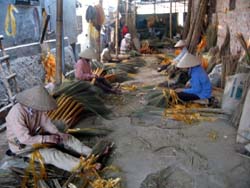 Nghề sản xuất chổi chít là lợi thế để huyện Kỳ Sơn đẩy mạnh công tác dạy nghề và giải quyết việc làm cho lao động địa phương