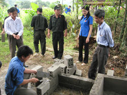 Hưởng ứng Tháng thanh niên, ĐVTN huyện Tân Lạc tham gia xây dựng công trình nhà tiêu hợp vệ sinh cho các hộ nghèo xã Qui Mỹ.