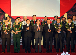 Chủ tịch nước Nguyễn Minh Triết trao vòng nguyệt quế cho các doanh nghiệp và nhà hảo tâm ủng hộ tiền cho người nghèo đất Tổ.