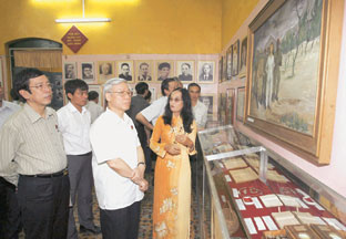 Chủ tịch QH Nguyễn Phú Trọng thăm phòng trưng 
bày tại khu di tích Côn Đảo.