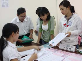 Thí sinh nộp hồ sơ đăng ký dự thi ĐH, CĐ 2010 tại Sở GD-ĐT TPHCM.