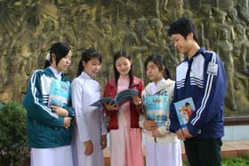 Cô giáo Thu Trang cùng các em học sinh giỏi Quốc gia môn Địa lý.