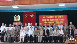 Đồng chí Nguyễn Hữu Duyệt, Phó Bí thư Thường trực Tỉnh ủy và lãnh đạo Công an tỉnh chụp ảnh lưu niệm với các đồng chí đã từng trực tiếp công tác, chiến đấu, chi viện cho chiến trường miền Nam.