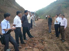 Đồng chí Đồng Duy Sơn, Phó Chủ tịch HĐND tỉnh kiểm tra tình hình khai thác khoáng sản tại xóm Phổn, xã Tân Pheo.