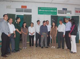 Đoàn đại biểu Quốc hội tỉnh gặp gỡ nói chuyện thân mật với đại biểu cử tri tại xã Trung Sơn.