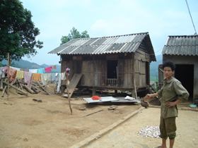 Căn nhà sàn nhỏ của gia đình ông Cấn Văn Thịnh, ở xóm Mon, xã Phúc Tiến vừa được dựng lại sau lốc.