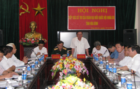 Đồng chí Bùi Văn Tỉnh, Chủ tịch UBND tỉnh, Trưởng đoàn ĐBQH tiếp thu ý kiến của cử tri.