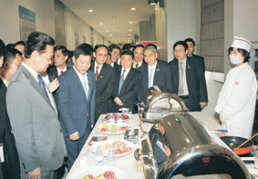 Thủ tướng Nguyễn Tấn Dũng thăm 
một cơ sơ chế biến của tập đoàn
Vũ Nhuận, tỉnh Giang Tô