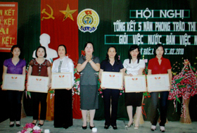 Các tập thể và cá nhân CNVCLĐ huyện Đà Bắc được được khen thưởng trong phong trào thi đua 