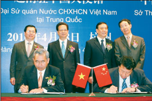 Thủ tướng Nguyễn Tấn Dũng chứng kiến lễ ký
bản ghi nhớ hợp tác hữu nghị giữa 
UBND Thành phố Hồ Chí Minh và chính quyền 
nhân dân tỉnh Triết Giang (Trung Quốc).
