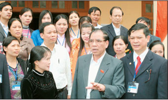 Tổng Bí thư Nông Đức Mạnh với các cử tri 
huyện Phú Lương.