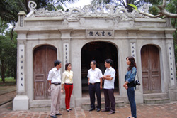 Cán bộ, phóng viên Báo Hòa Bình và Báo Hà Tĩnh thăm di tích đại thi hào Nguyễn Du và dòng họ Tiên Điền