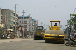 Công ty CP565 huy động máy móc thiết bị bảo đảm hoàn thành thi công dự án đường Thịnh Lang - TPHB vào tháng 8/2010