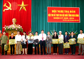 Đồng chí Hoàng Việt Cường, Bí thư Tỉnh ủy trao quà lưu niệm cho các đại biểu.