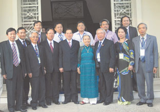 Chủ tịch nước Nguyễn Minh Triết với các
Đại biểu hội nghị Việt Nam - Campuchia