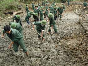 LL DQTV xã Mường Chiềng gắn công tác huấn luyện với làm tốt công tác dân vận giúp đỡ các gia đìng chính sách cải tạo vườn tạp, đào ao thả cá.