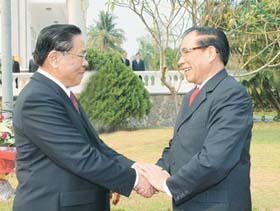 Tổng Bí thư, Chủ tịch nước CHDCND Lào Chummaly
Xaynhaxỏn đón Tổng Bí thư Nông Đức Mạnh.