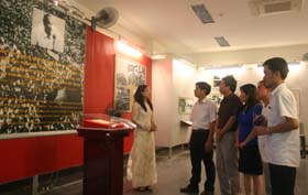 Đoàn cán bộ, PV Báo Hòa Bình thăm Bảo tàng chứng tích chiến tranh ở thành phố Hồ Chí Minh