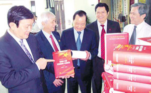 Thường trực Ban Bí thư Trương Tấn Sang, Bí thư Thành ủy TPHCM Lê Thanh Hải và các đại biểu tham quan khu trưng bày giới thiệu bộ sách.
