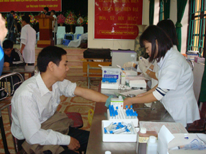 ĐV-TN trường CĐ nghề cơ điện Tây Bắc tình nguyện tham gia hiến máu nhân đạo.